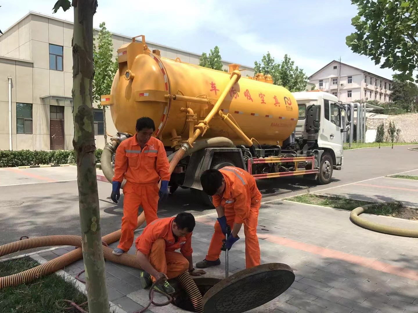 三都镇管道疏通车停在窨井附近