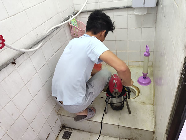 三都镇管道堵塞冒臭气 专业师傅现场解决问题