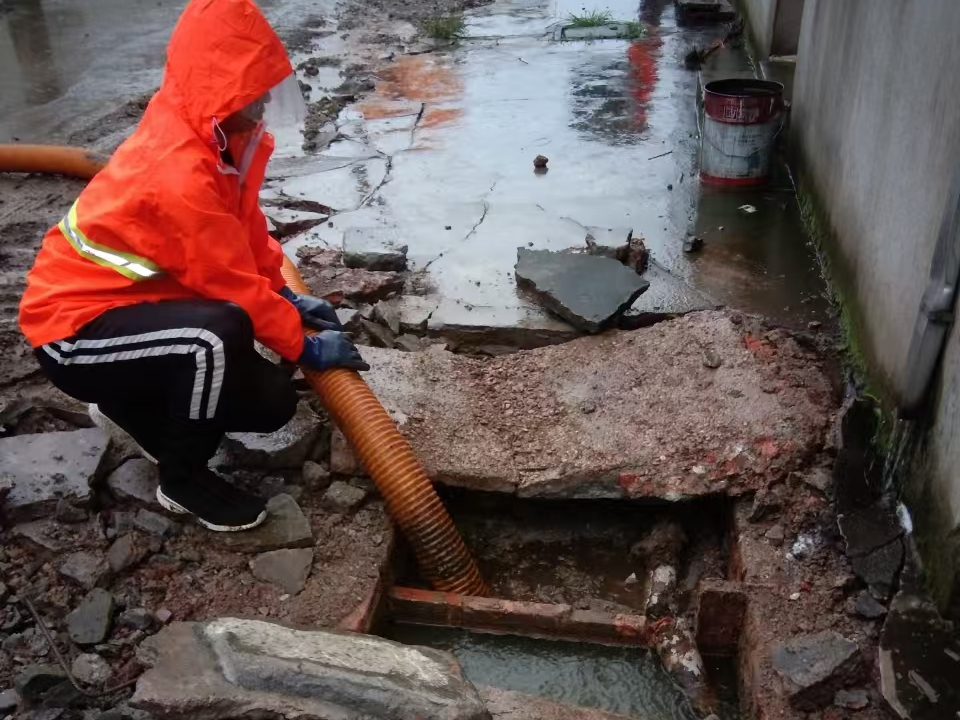 三都镇专业清理污水池 炜誉市政以规范流程守护城市 “肠道”