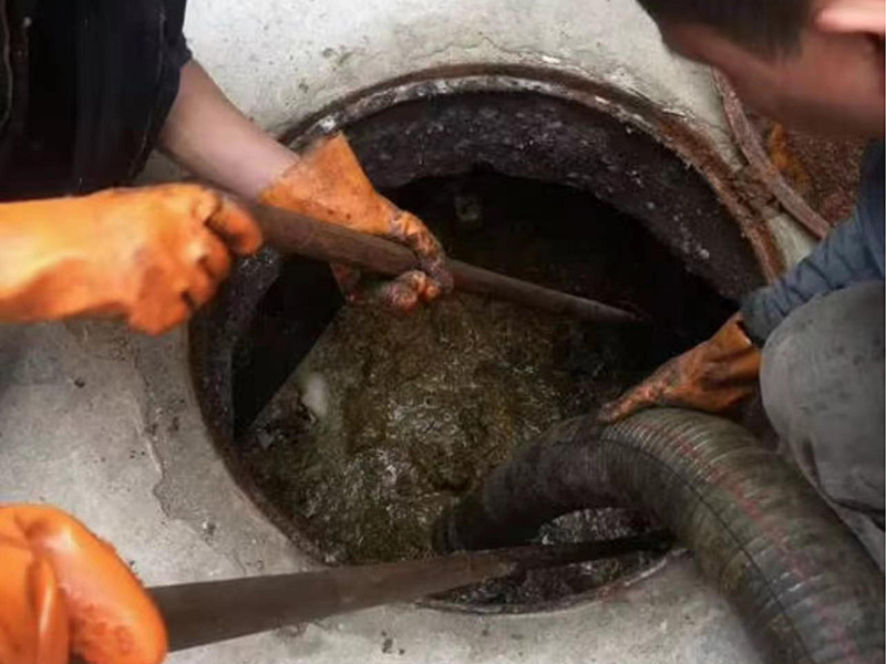 三都镇清理化粪池时如何避免沼气的危害？